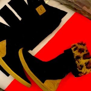 Medium/7-7.5 VSPINK MUKLUKS W/Cheetah fur🥰